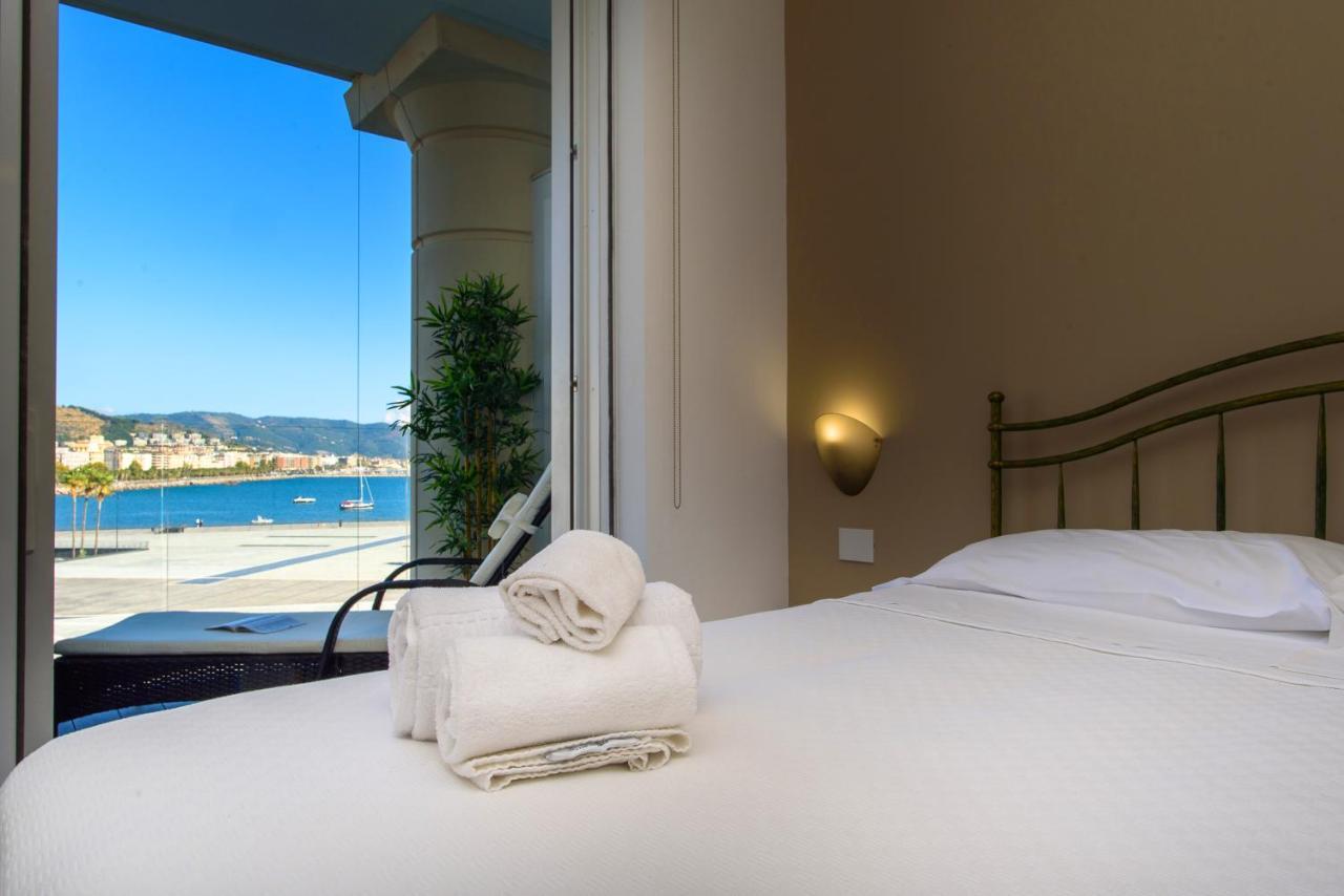 Mareluna Crescent - Luxury Seafront Experience Салерно Экстерьер фото